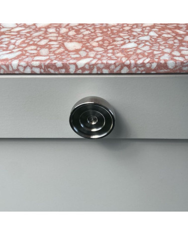 Bouton de meuble en acier inoxydable modèle 02 poignée design vue de haut montée sur un meuble