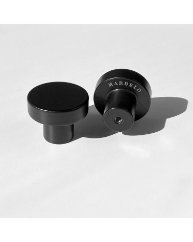 Bouton de meuble noire en acier inoxydable poignée design posés côte à côte sur un fond