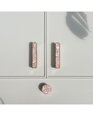 Bouton de meuble en laiton et Pink Terrazzo poignée design vue de face montée sur un meuble