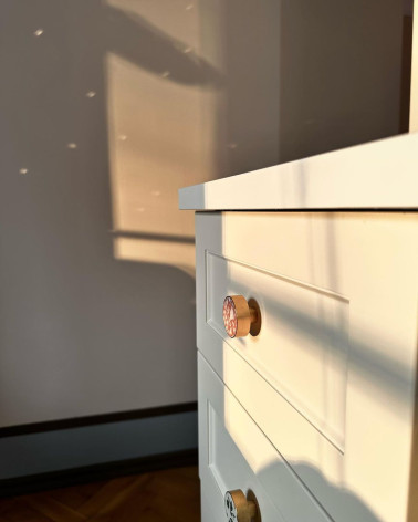 Bouton de meuble en laiton et Pink Terrazzo poignée design installée sur un tiroir sous une lumière naturelle