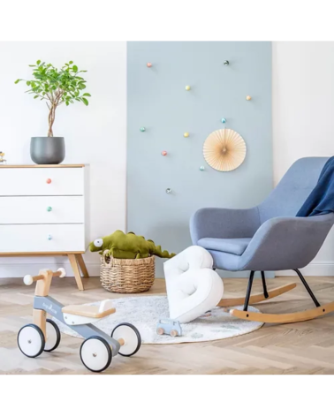 Bouton de meuble en bois de hêtre Aqua poignée design fixé sur un meuble dans une chambre