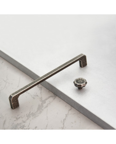 Bouton de meuble vieil argent CAMPANA poignée design posé sur une surface plane