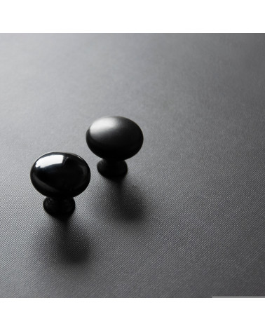 Bouton de meuble TORONTO poignée design positionnés en diagonale sur une surface sombre