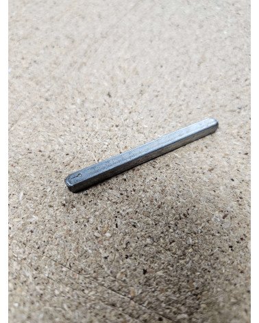 Tige carrée de 6mm d'épaisseur pour WC sur une table en bois
