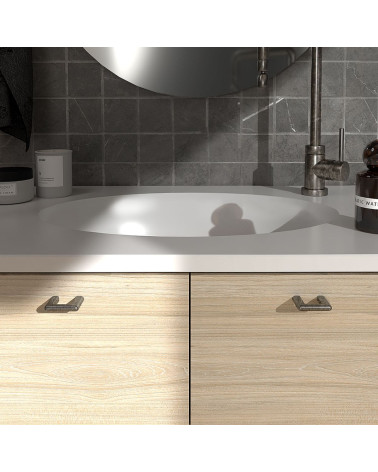 Poignée de meuble vieil argent NOX poignée design vue de face montée sur un meuble de salle de bain