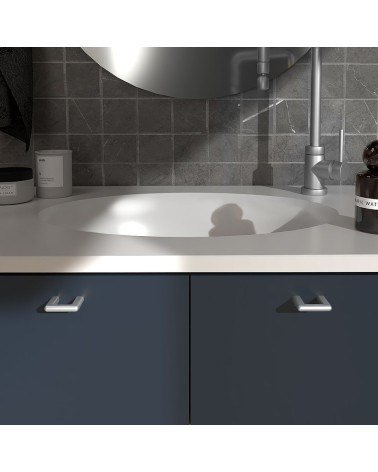 Poignée de meuble chrome satiné NOX poignée design montée sur un meuble de salle de bain