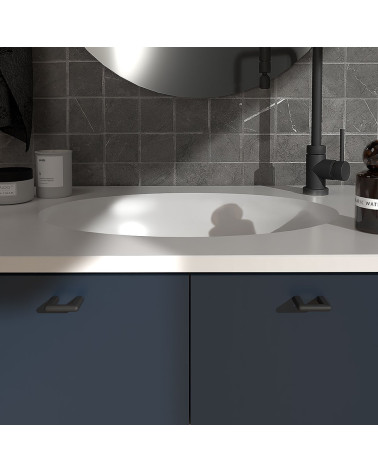 Poignée de meuble noire mat NOX poignée design montée sur un meuble de salle de bain