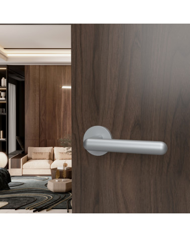 Poignée de porte chrome satiné NOX quincaillerie design montée sur une porte ouverte