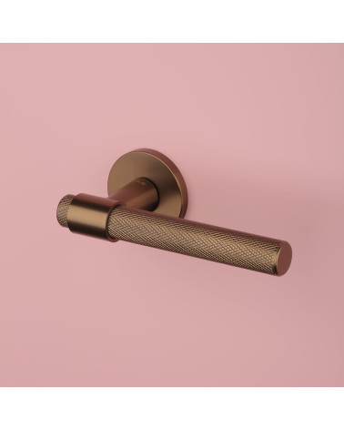 Poignée de porte en aluminium GOYA poignée design couleur 2 vue de haut inclinée sur un fond rose