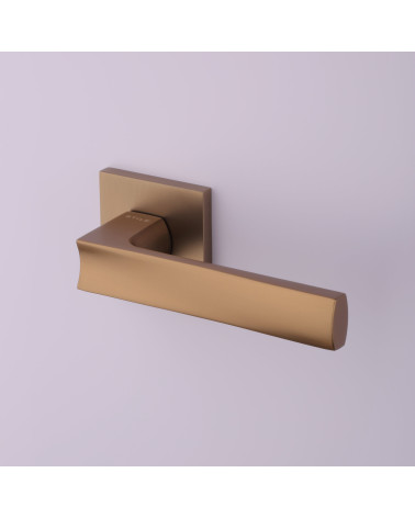 Poignée de porte marron clair LIMA poignée design montée sur une porte