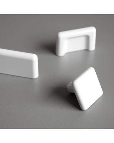 Bouton de meuble blanc NOX poignée design mis en avant sur une surface claire