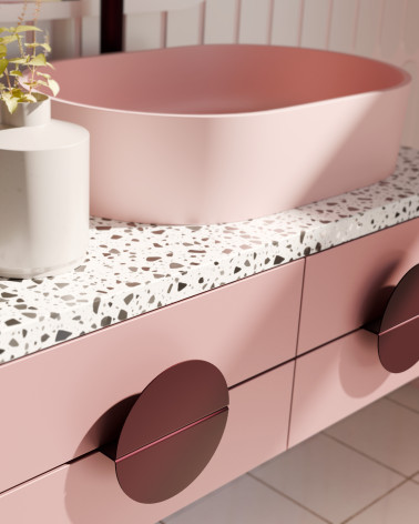 Poignée design bordeaux ZORIA poignée design montée sur un meuble de salle de bain rose