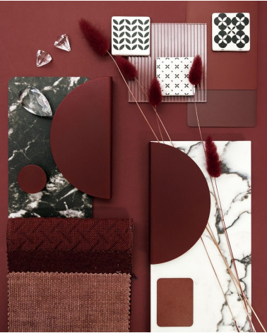 Poignée design bordeaux ZORIA poignée design présentée avec des matériaux décoratifs