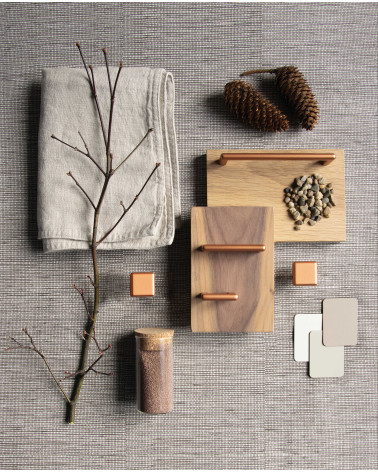 Poignée de meuble cuivre NOX poignée design présentée avec des matériaux décoratifs