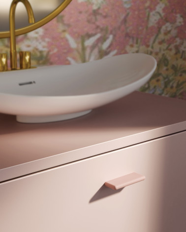 Poignée de meuble rose poudré NOX-1 poignée design montée sur un meuble de salle de bain
