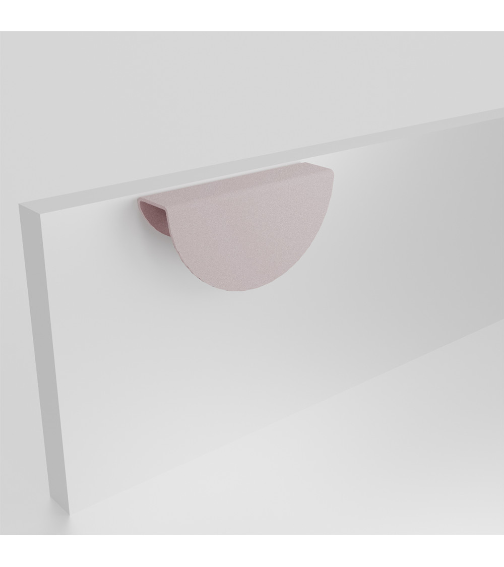 Poignée de meuble rose poudré ZORIA sur le front poignée design