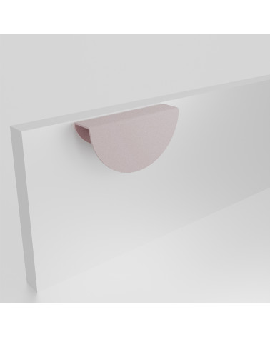 Poignée de meuble rose poudré ZORIA sur le front poignée design