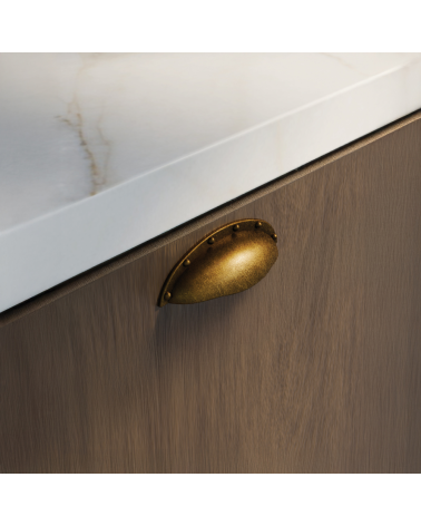 Poignée de meuble patine sur laiton ASHEMA poignée design montée sur un meuble