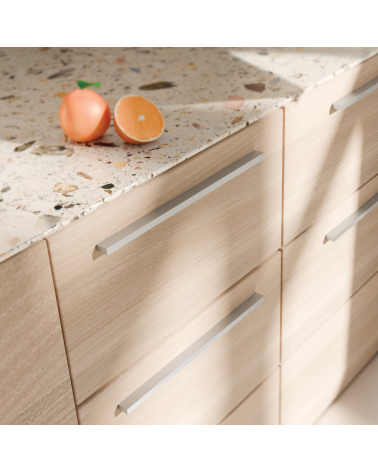 Poignée de meuble anode naturelle LATINO poignée design montée sur un meuble