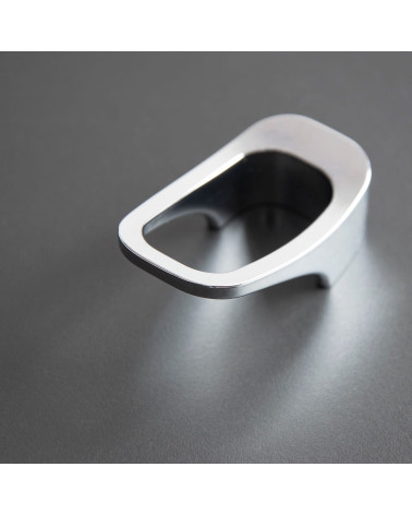 Bouton de meuble acier inoxydable LAGO poignée design posé sur une surface grise