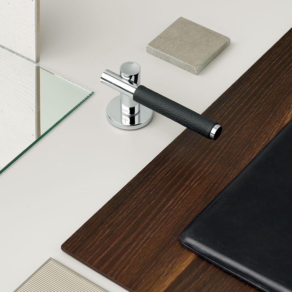 Mandelli Bilbao interior design door handle - handle made in leather