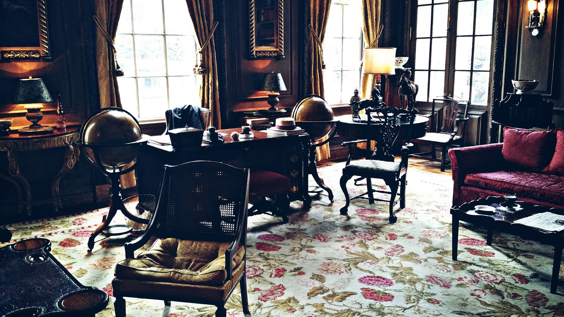 rustic office with a mix of wood, a noble material also available on door handles