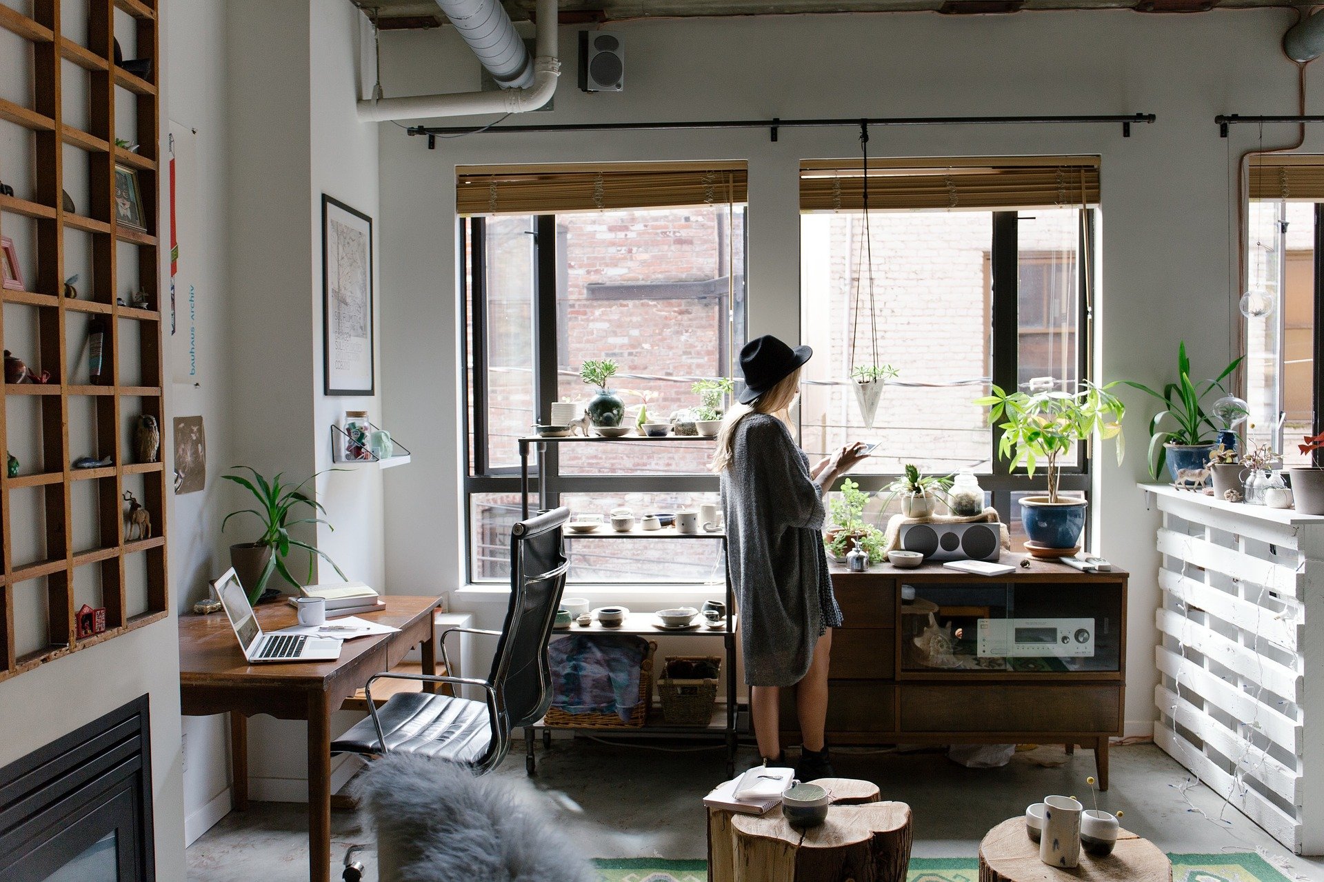 a classic office brings warmth and a soothing atmosphere, add a chic door handle to complete it