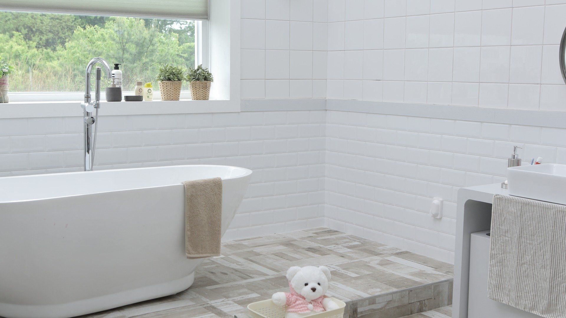 poignée de porte design de couleur noir pour une salle de bain claire et lumineuse