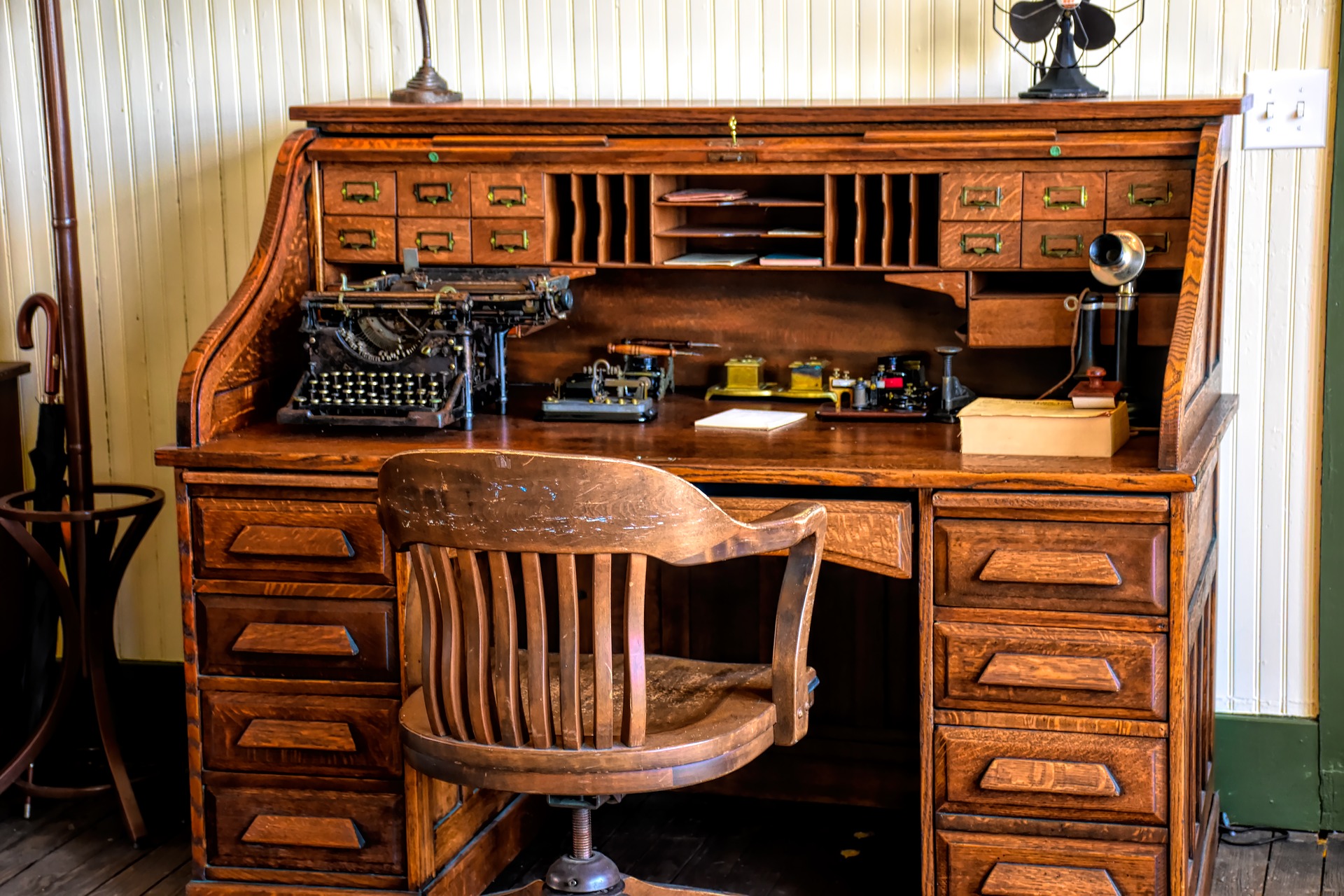 vintage-style office, add a retro handle to complete the décor