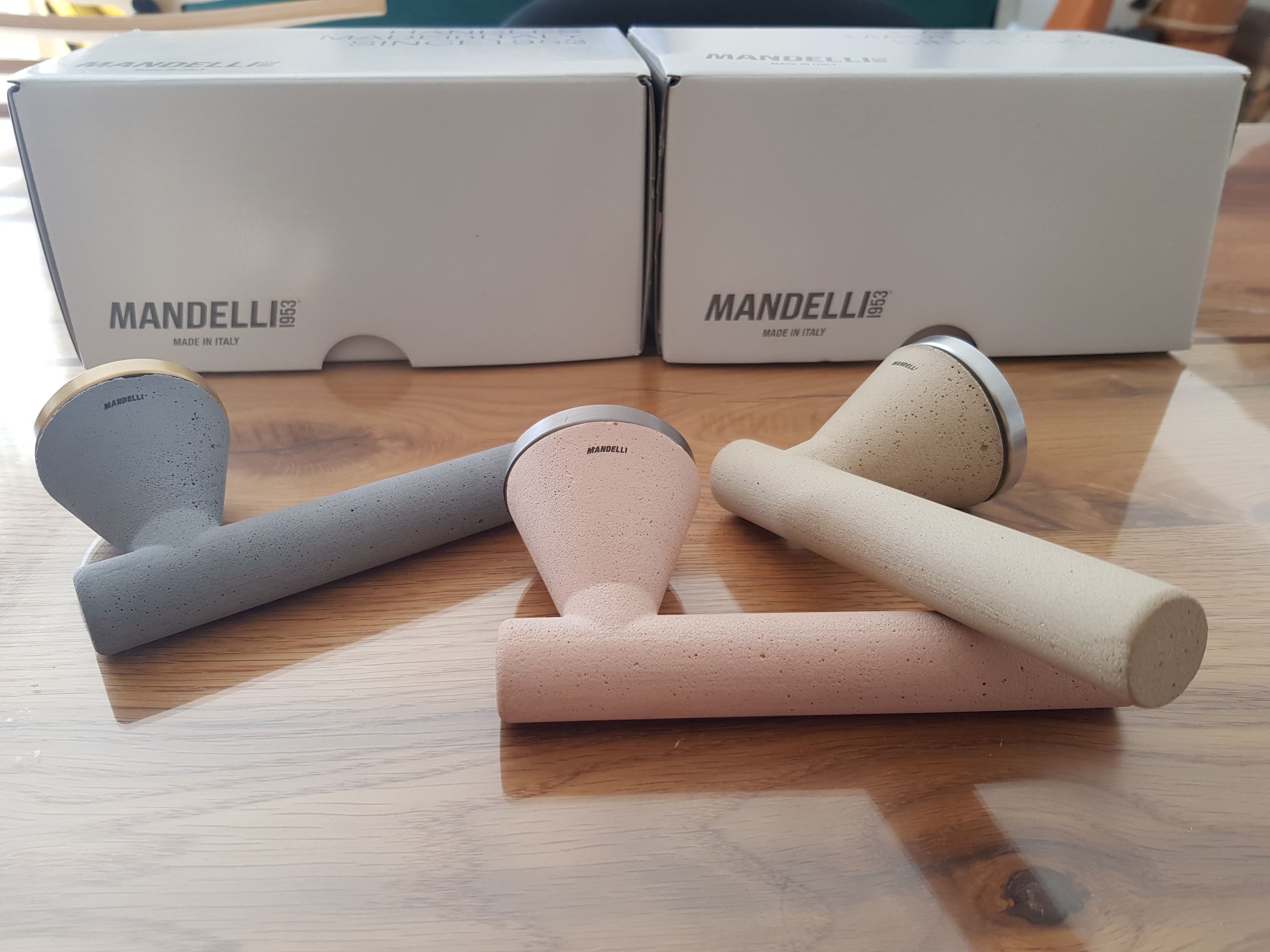 Atypical and ultra-design handle made from concrete, to be fitted on a wood-effect door