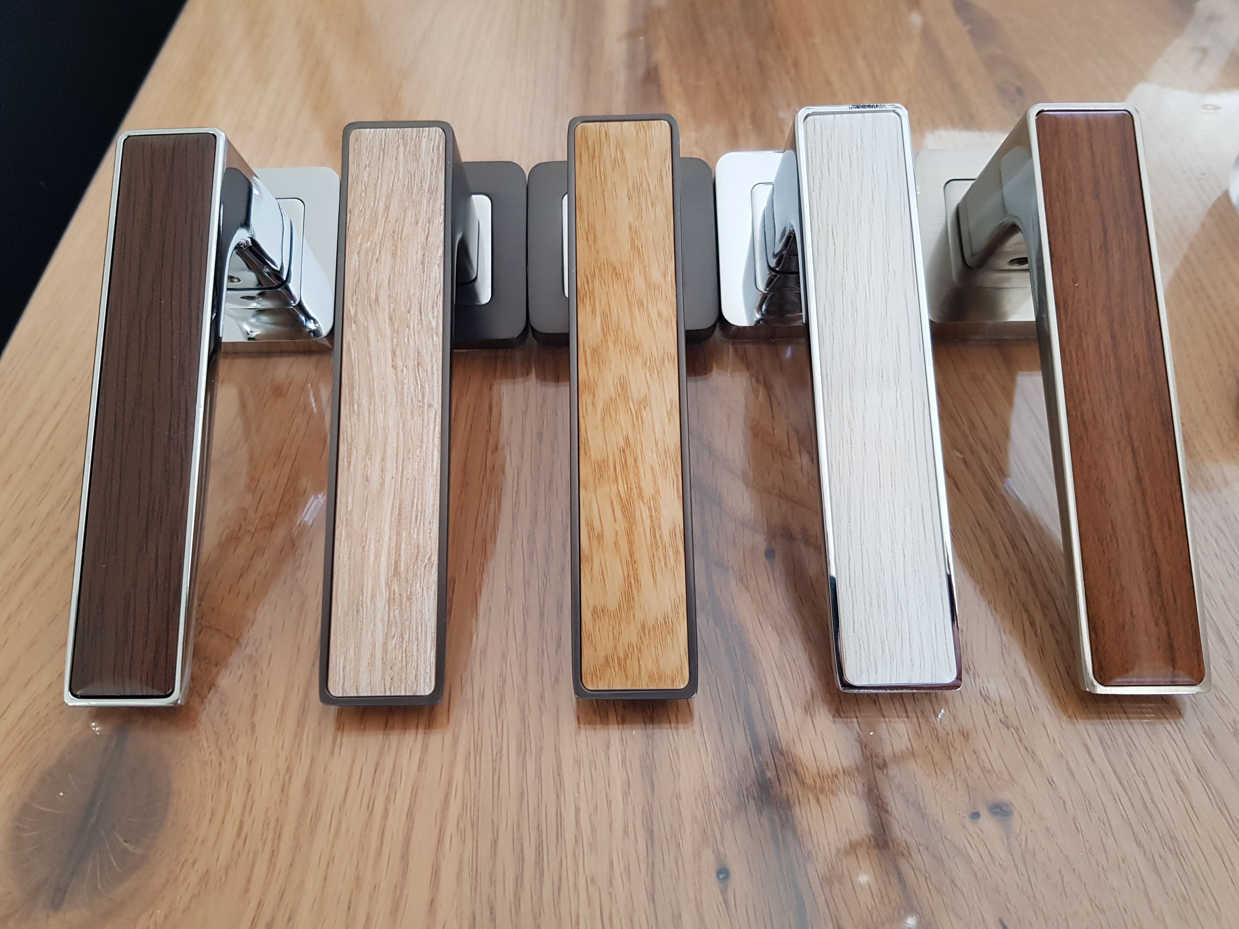 Wood-effect handle on a steel plate