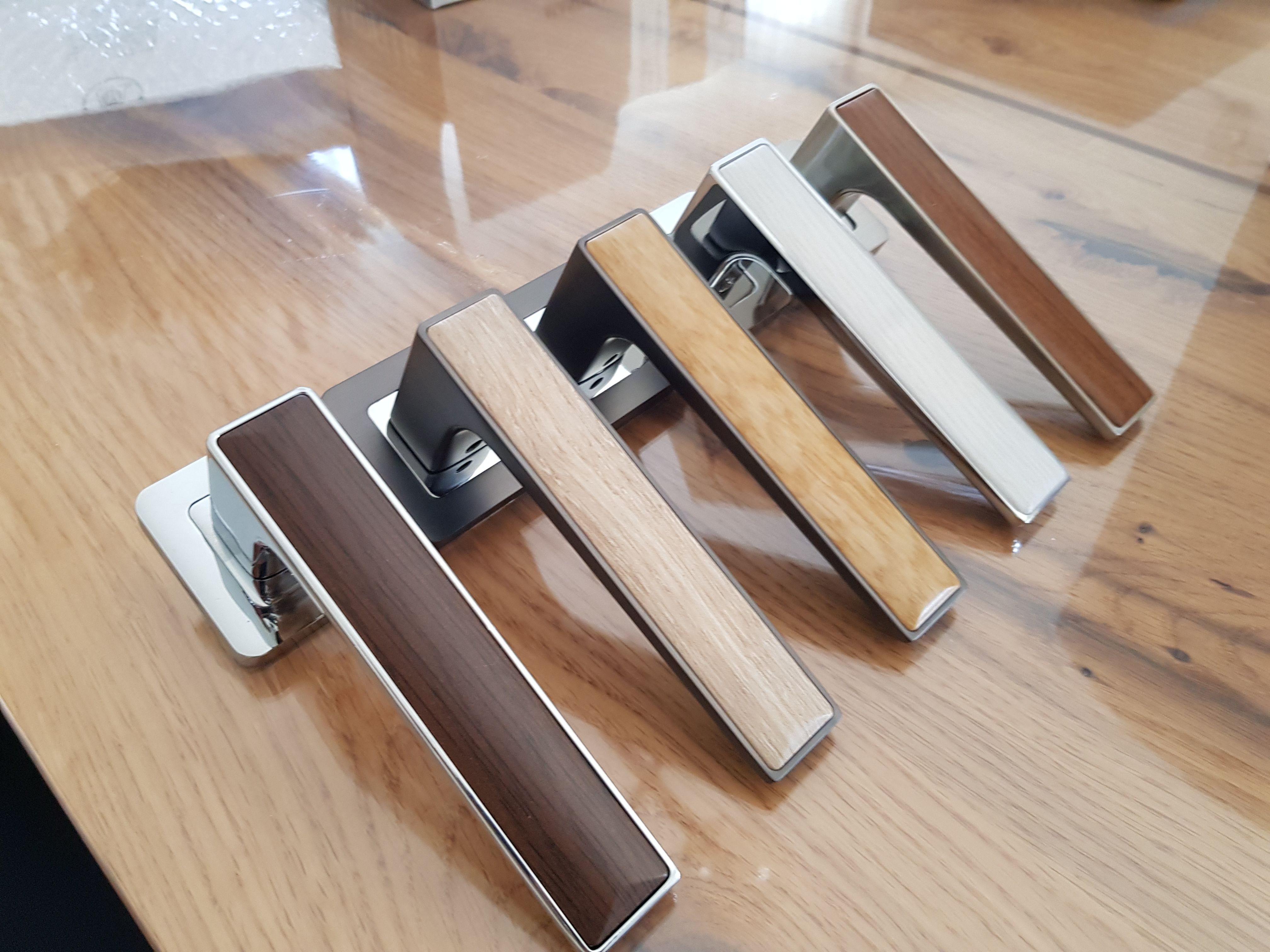 wood-effect door handle for a Scandinavian style in a teenager's bedroom, it will find its perfect place