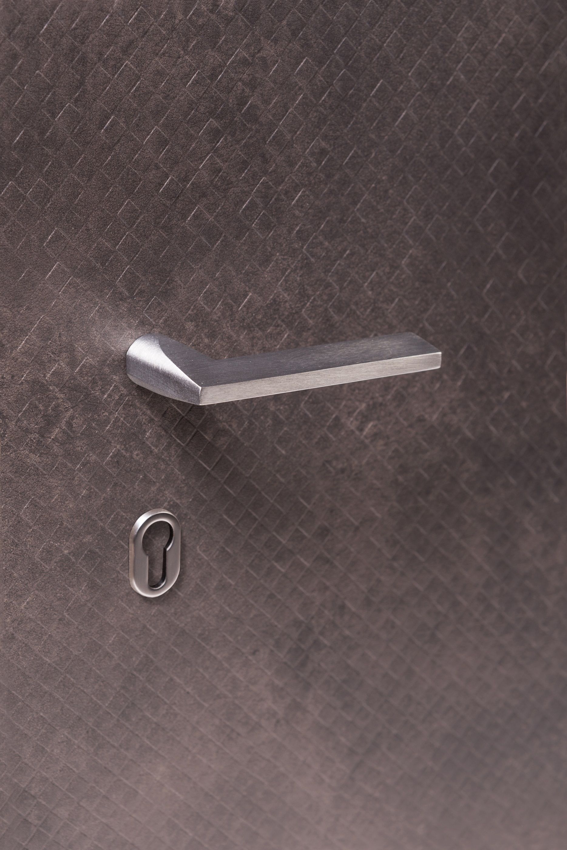 Ultra design and original plateless door handle with a slim, almost invisible rosette, available from Milla poignées