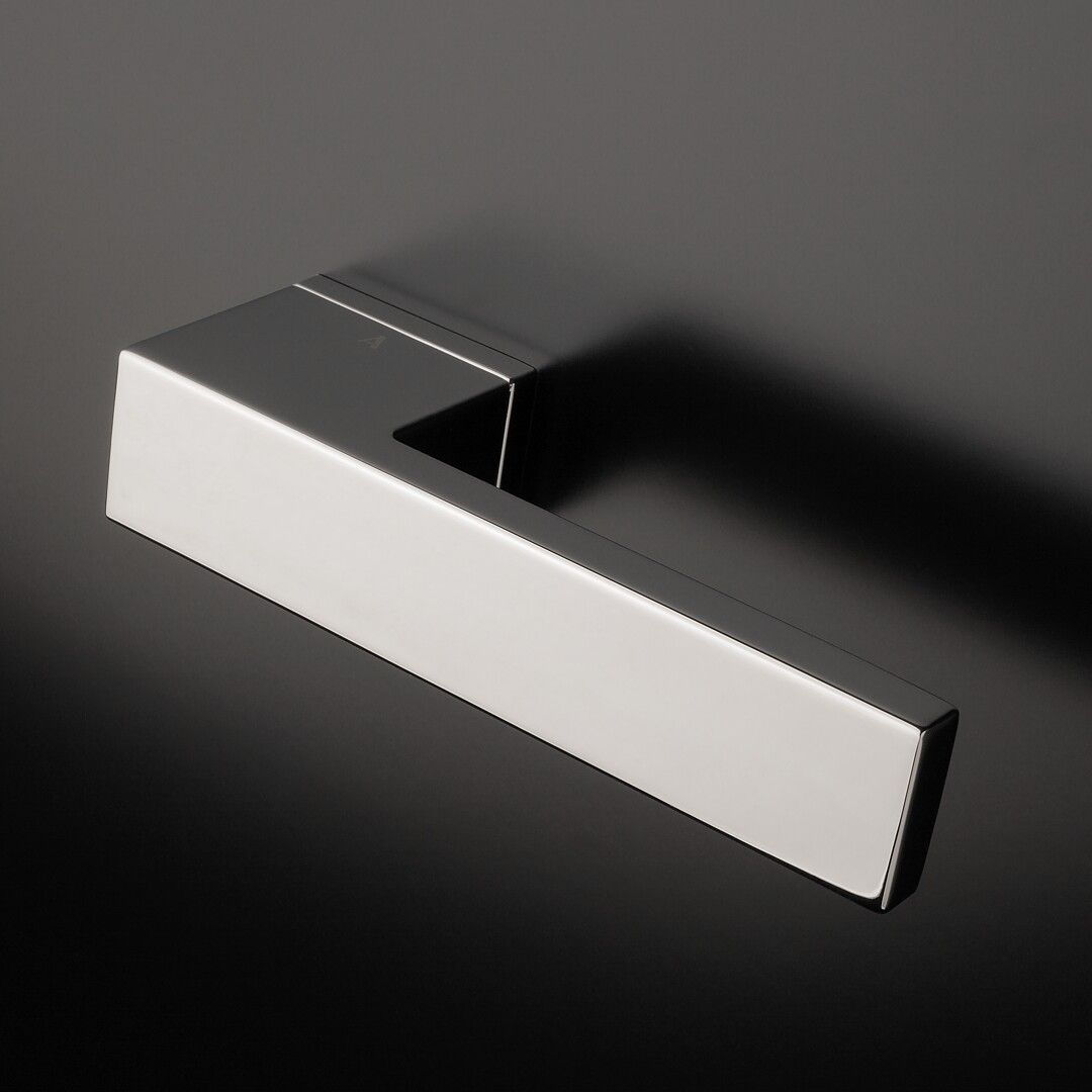 handle in a satin chrome finish with a remarkable geometric effect on a square plate
