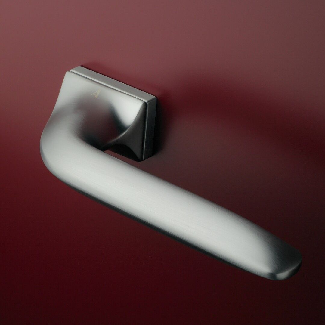 An original door handle with a contrast effect in a satin chrome finish