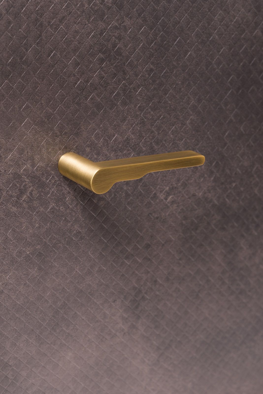 ultra minimalist trending 2021 design handle in bronze on sale at Millapoignées