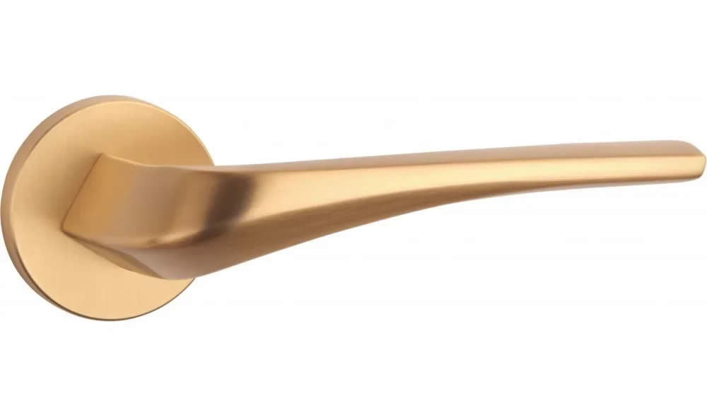door handle on round plate with an atypical design in bright gold by Milla poignées