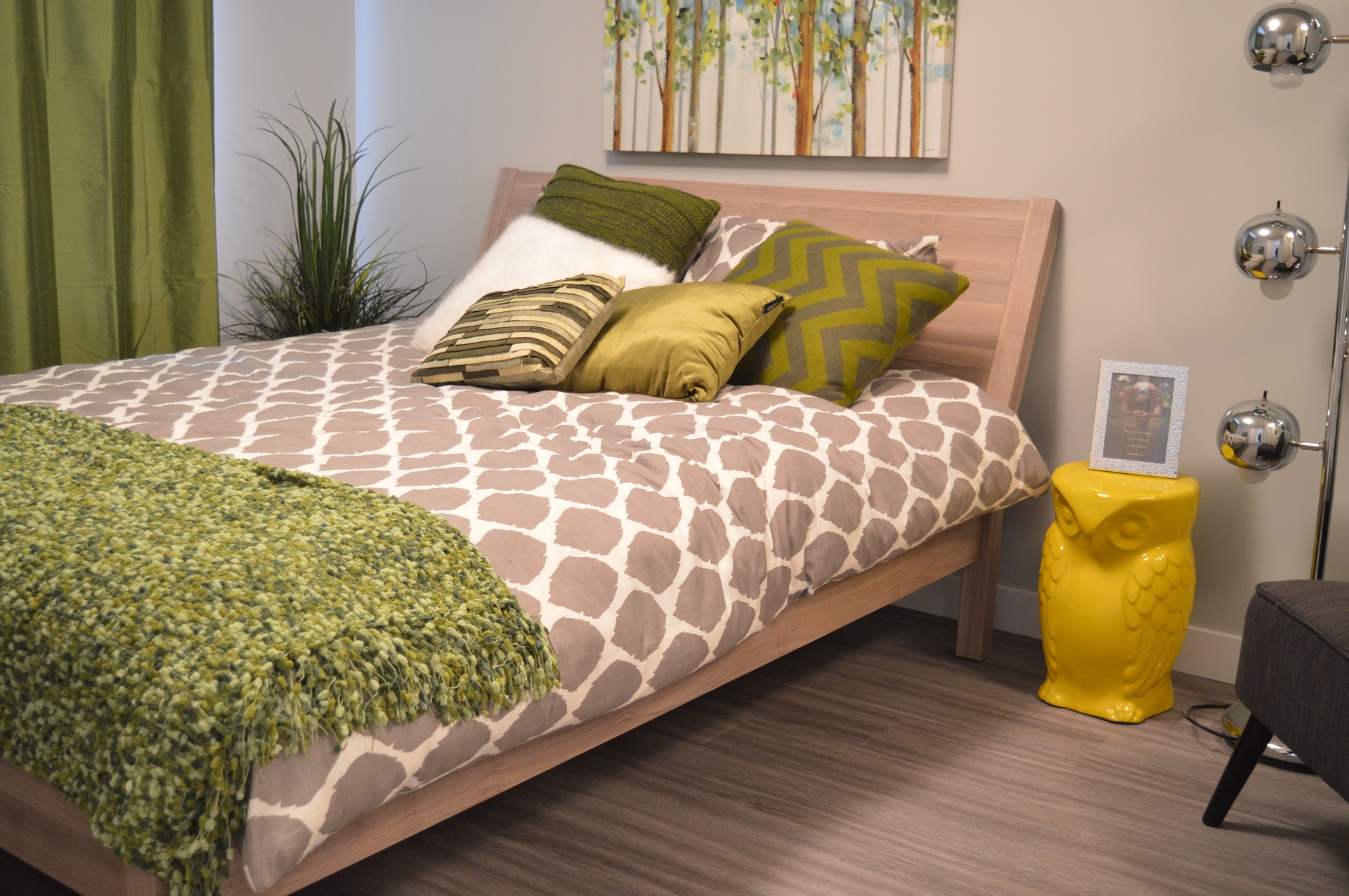 bedroom with ideal green decoration for the green door handle