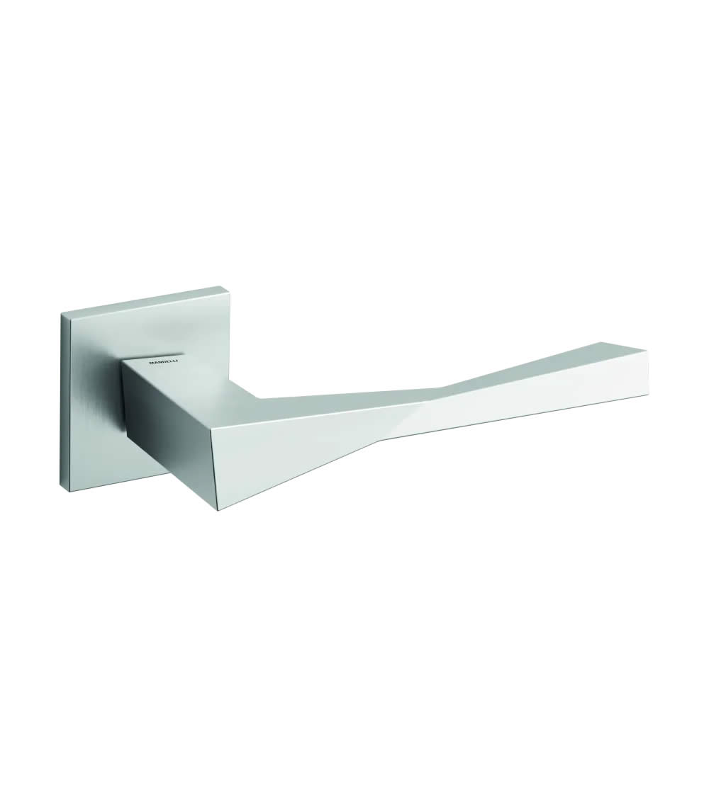 tirador de puerta original y atípico fabricado en Italia y en latón