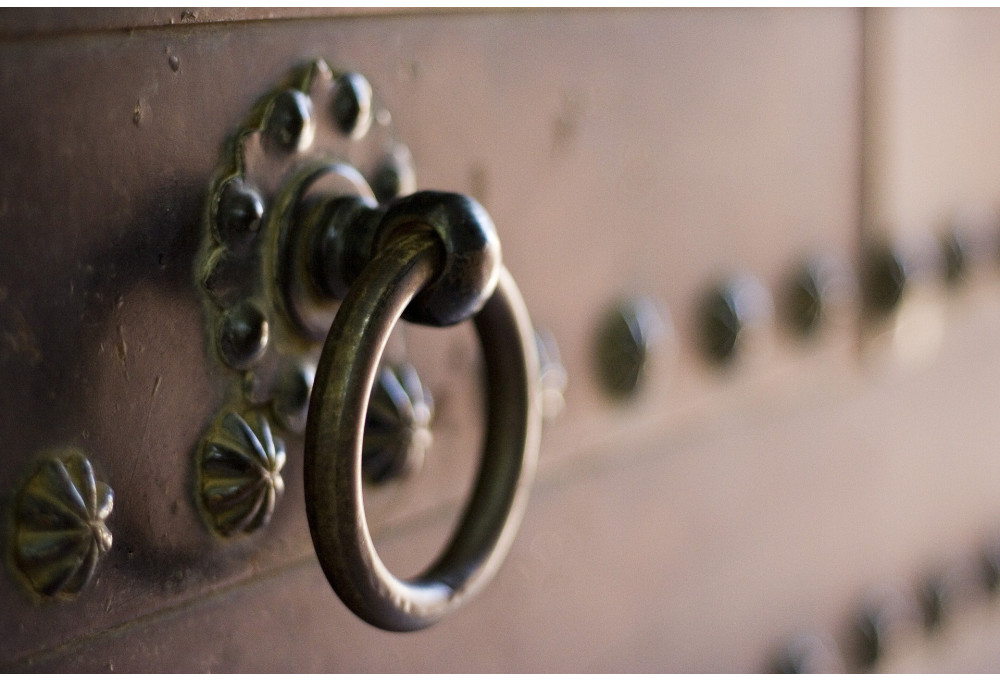 Heurtoir de porte design : donnez du style à votre porte extérieure !